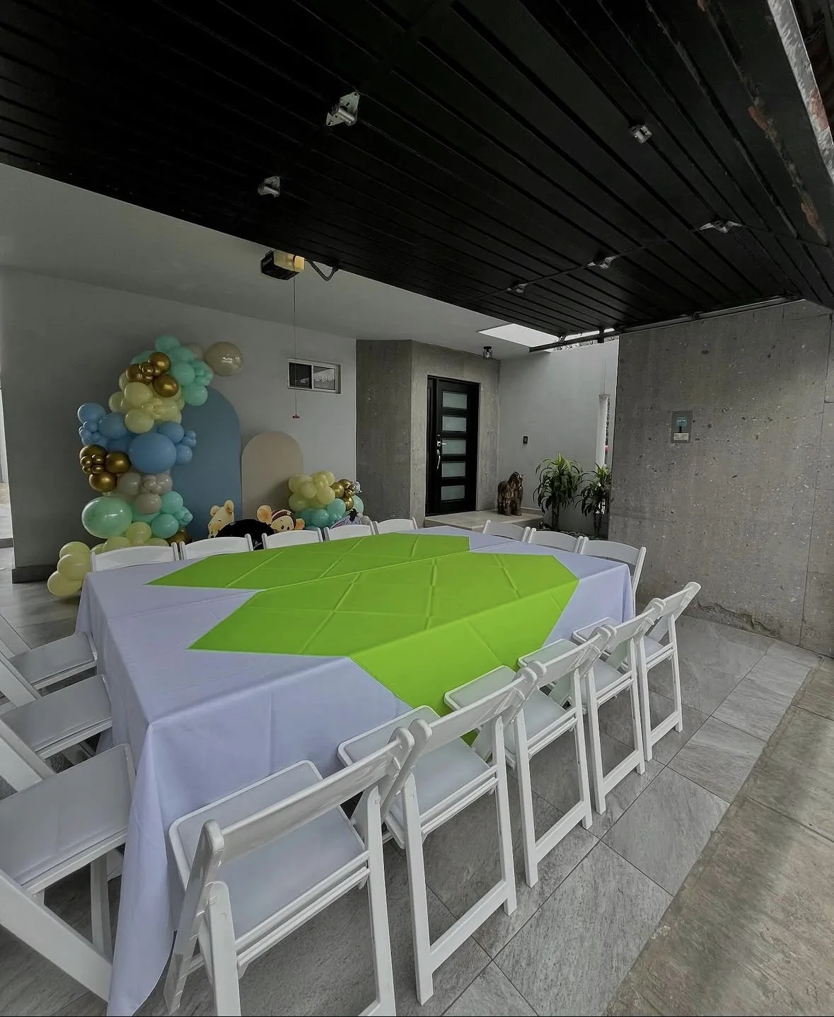 Montaje infantil con mesa y sillas blancas