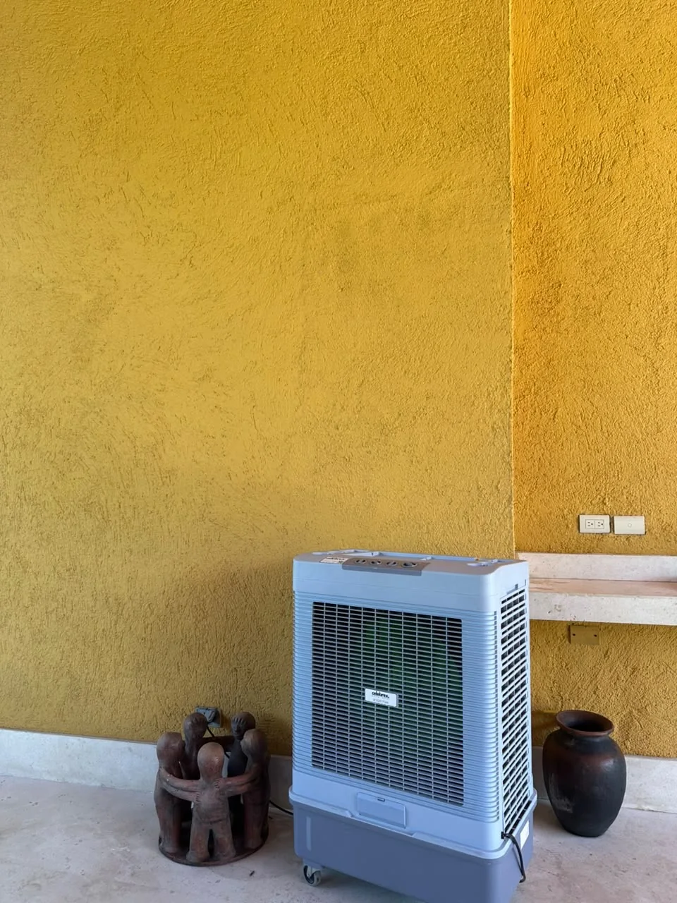 Equipo de climatización en terraza amarilla